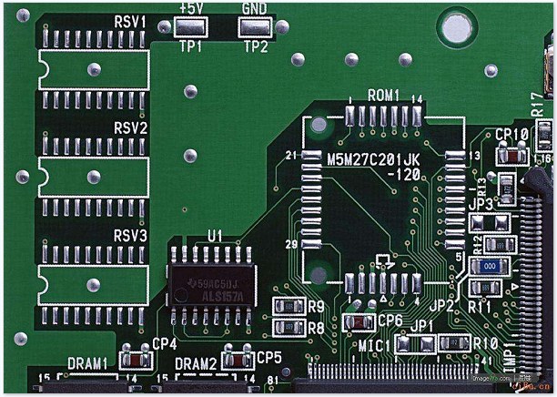 两层PCB板间是用(yòng)什么连接相通的